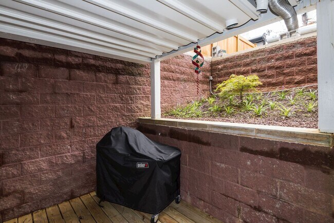 Building Photo - Historic Victorian Charm Meets Modern City Living — 1 BR + Den / 2 BA in Columbia Heights