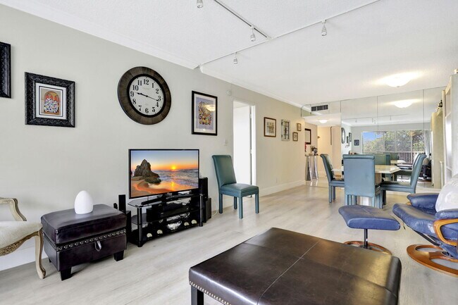 Building Photo - 2851 S Palm Aire Dr