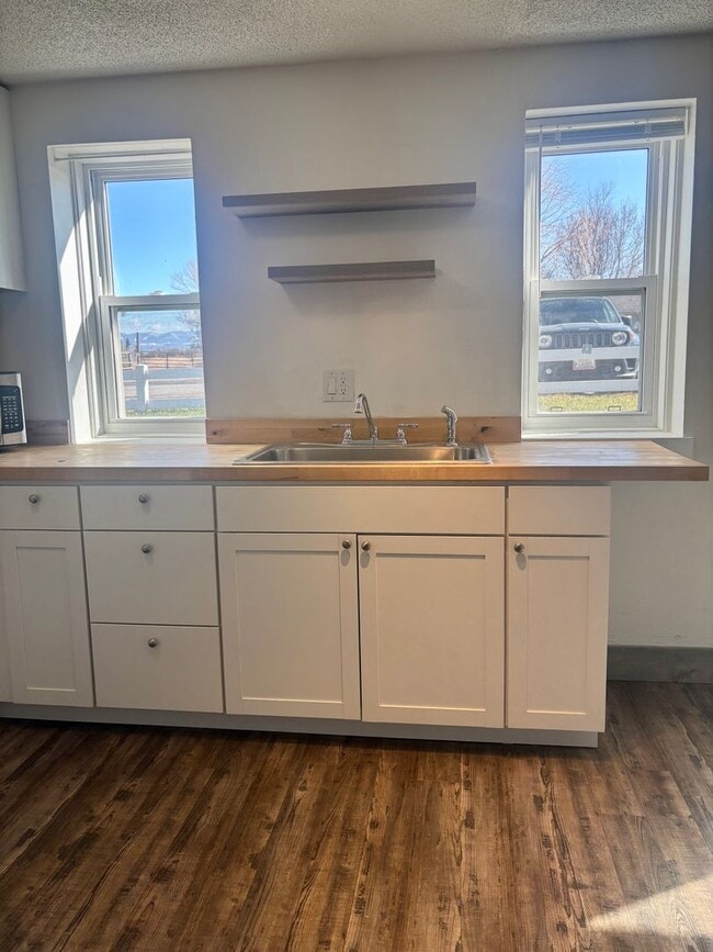 Building Photo - 413 N Cherry St