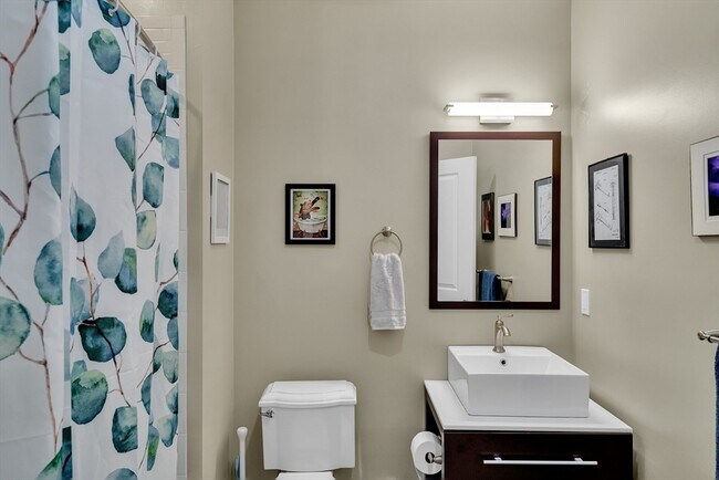 Building Photo - 104 Holland St