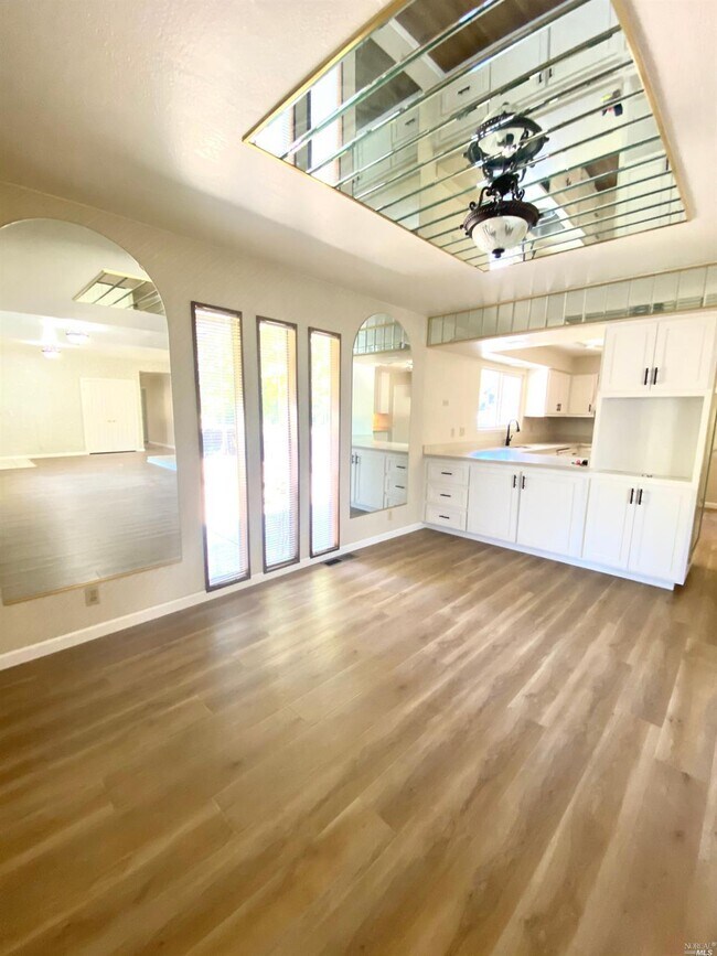 Building Photo - 723 Brookside Dr