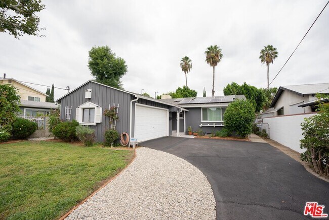 Primary Photo - 15915 Wyandotte St