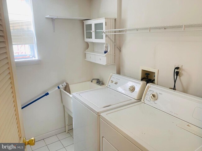 Building Photo - 1225 Norwalk Rd