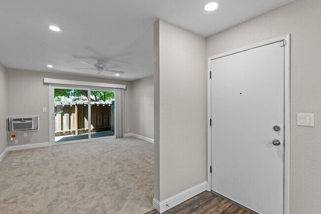 Building Photo - 975 Murrieta Blvd