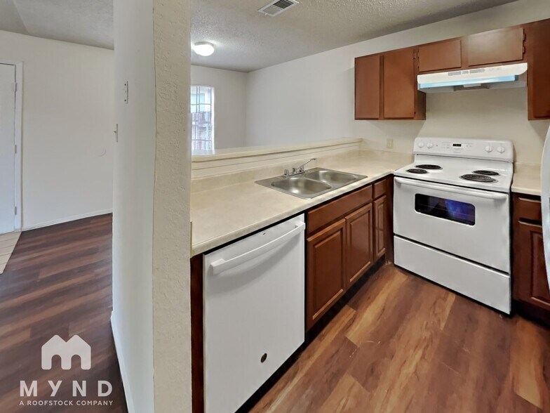 Building Photo - 2214 Creekside Ln