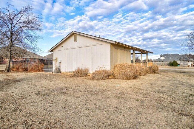 Building Photo - Absolutely Adorable, 2 bed, 2 bath, 2 car ...