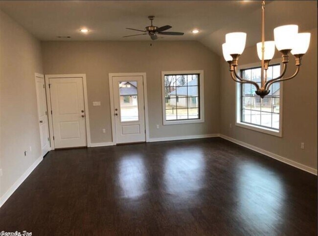Building Photo - 329 Wolf Den Dr