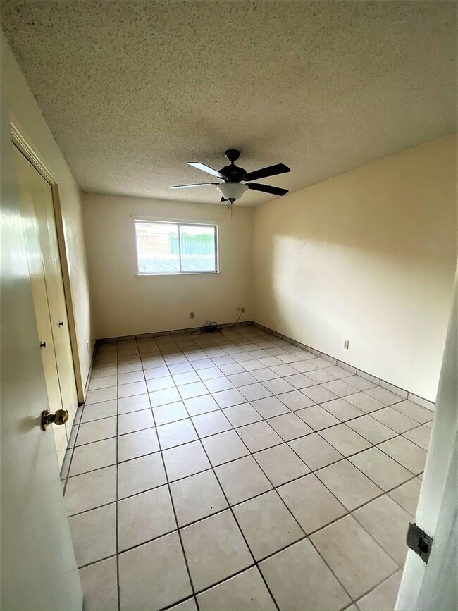 Building Photo - Large 4 Bedroom home with Garage and Enclosed backyard