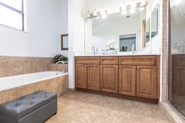 Building Photo - 4851 NW 57th Ct