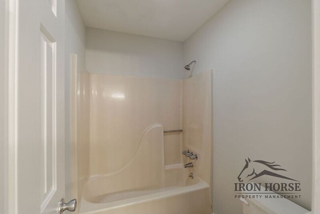 Building Photo - 335 Oak Meadows Dr