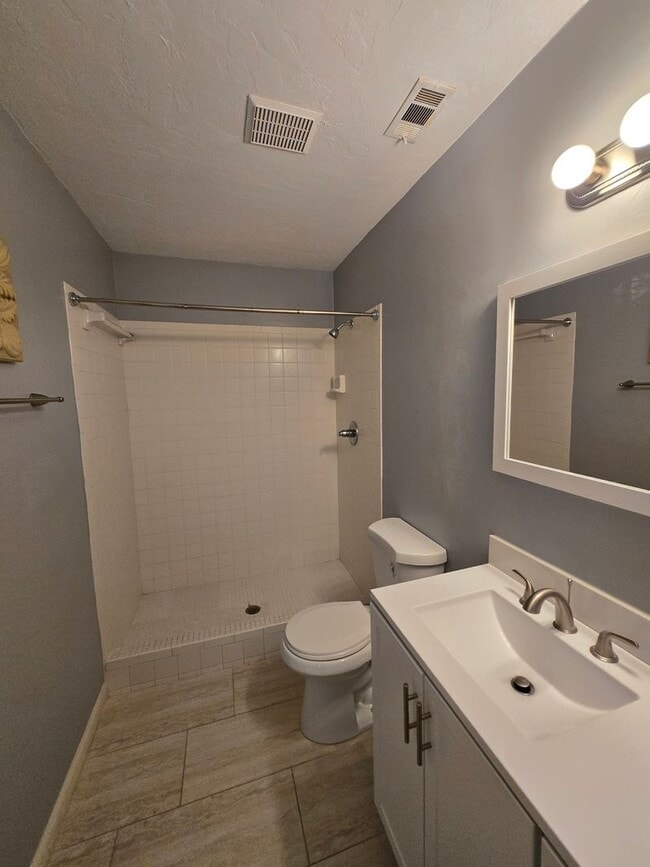 Building Photo - 3/2- Adorable home in Northwood Pines