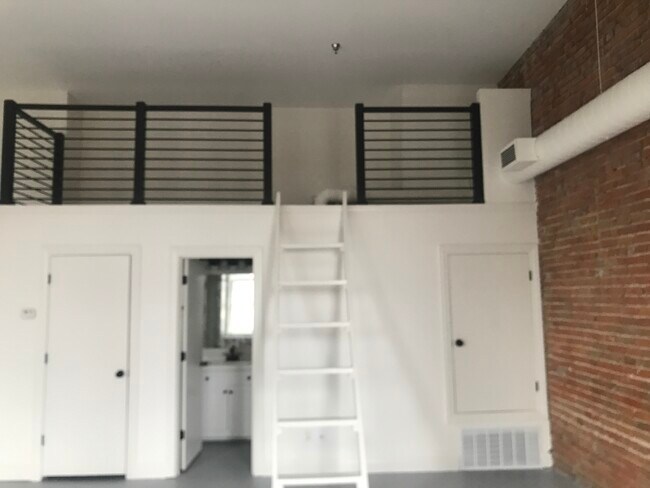 Building Photo - 412 Delaware St