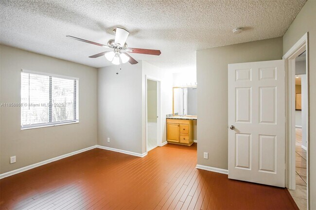 Building Photo - 899 Daffodil Dr