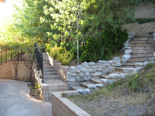 Building Photo - Wonderful 4+3 Bright-Sunny-Open in great Area!