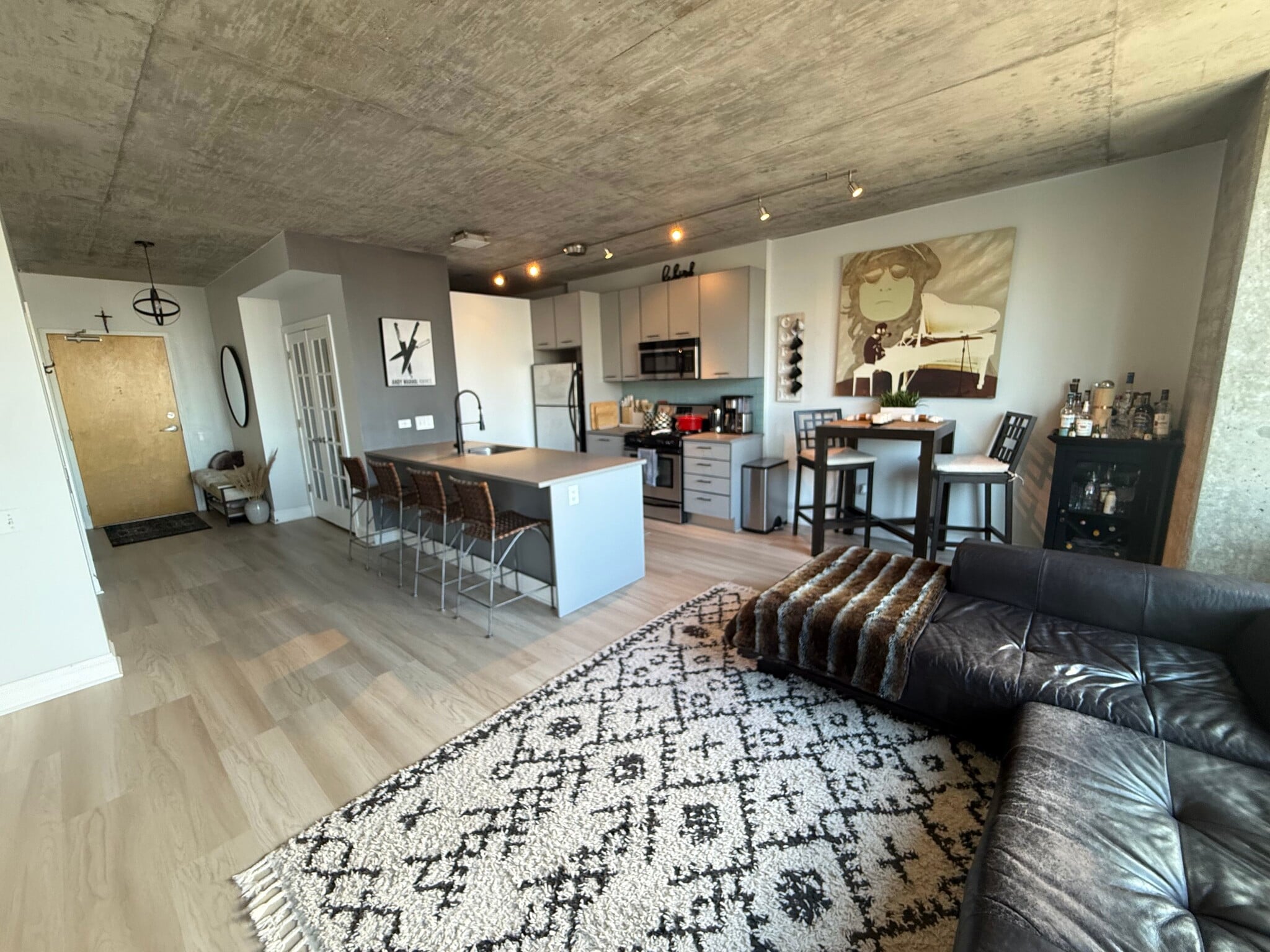 Living Room - 659 W Randolph St