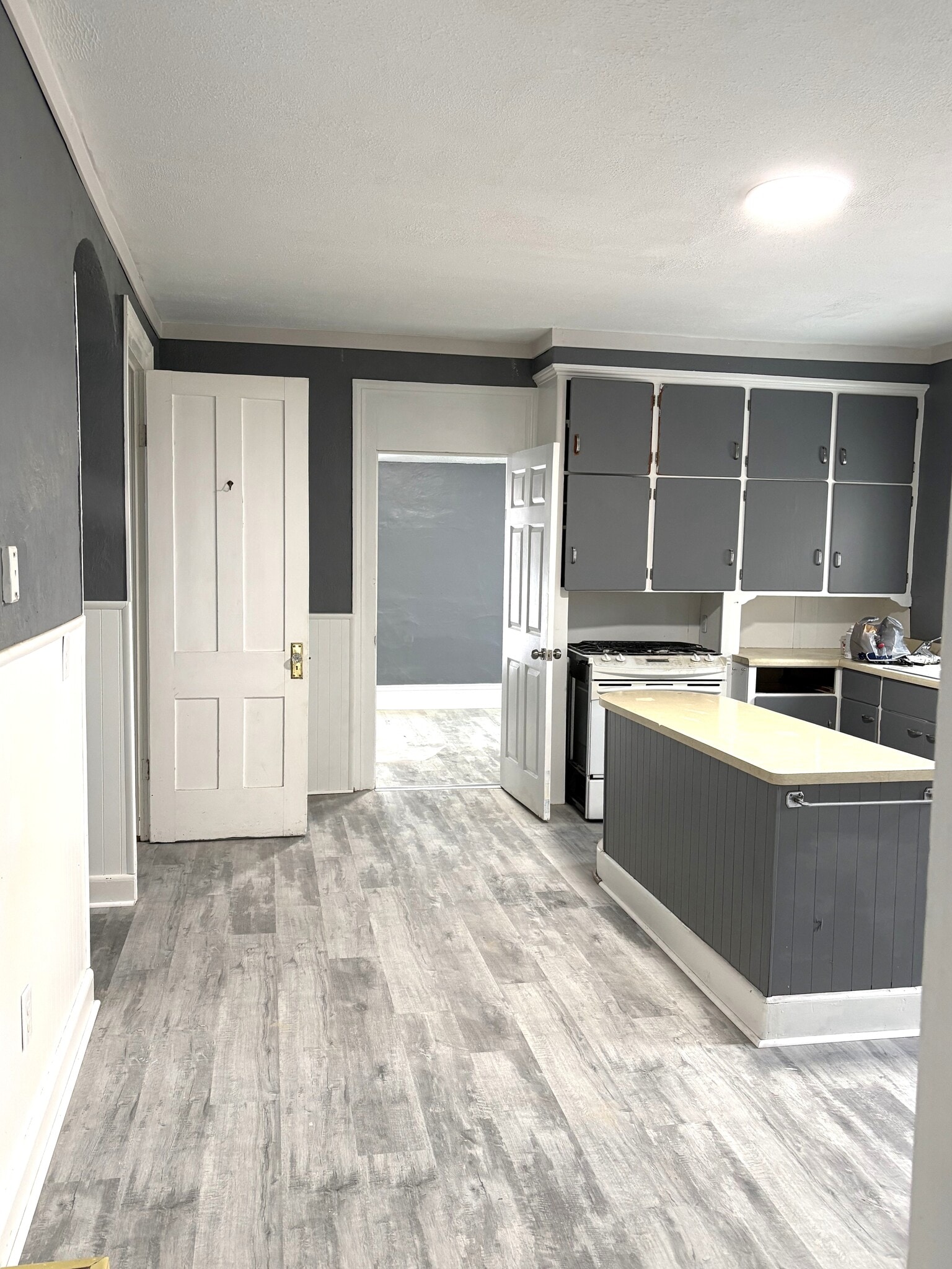 Building Photo - 313 E 7th St