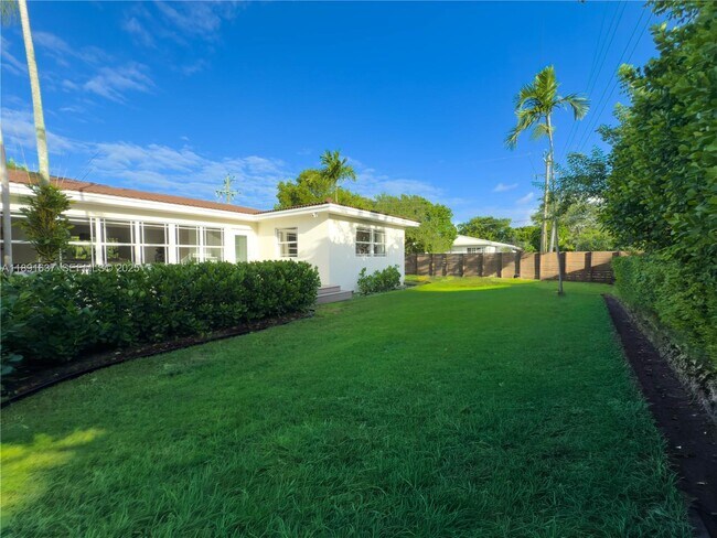 Building Photo - 1300 NE 102nd St