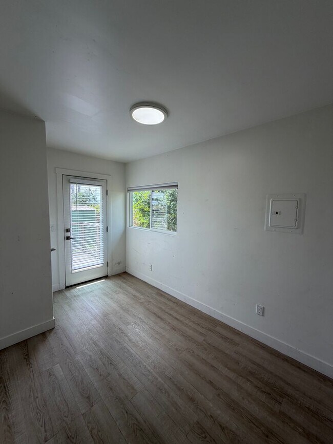 Building Photo - Coastal Living in Carpinteria
