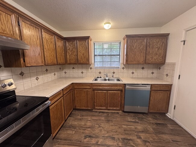 Building Photo - 1801 Thomas Ct