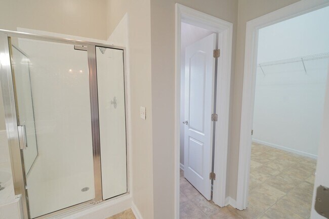 Building Photo - 3 Bed / 2 Bath with Large Yard/Garage in Bucklake area!