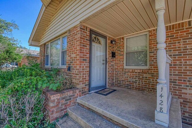 Building Photo - 1428 Lindale Ave