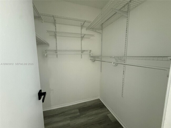 Building Photo - 9440 Live Oak Pl