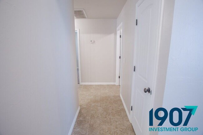 Building Photo - Spacious and modern home in the highly sou...