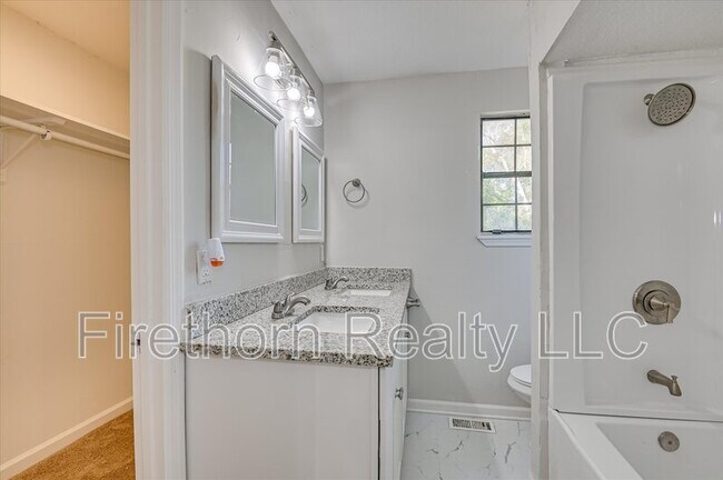 Building Photo - 2349 Henry Cir