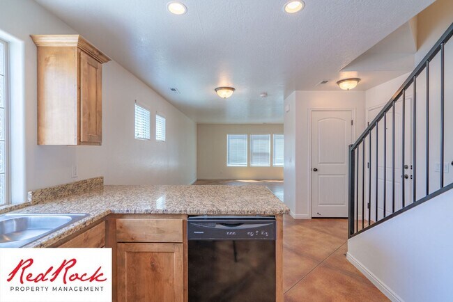 Building Photo - DOG-FRIENDLY 4 Bedroom Townhome with INTER...