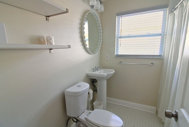 Building Photo - Steps to the Gulf! Spacious 3-Bed, 2 Bath ...