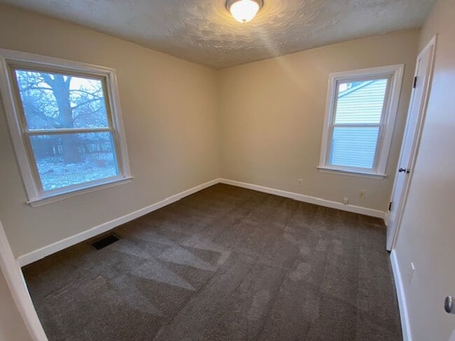 Building Photo - One-Floor 3BR Ranch + Screened Porch + Oversized Garage Space!