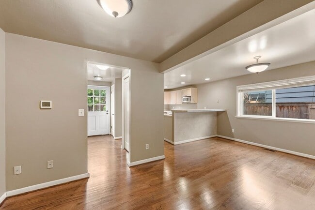 Building Photo - Nice 4-bed, 2-bath single-family home with air-conditioning near Hawthorne Hill in Seattle for rent!