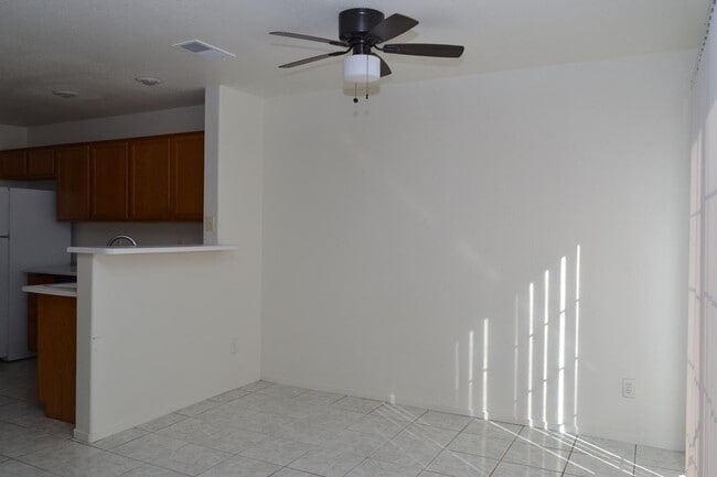 Building Photo - SW - ROOMY 3 BEDROOM 2.5 BATH TOWNHOME - 8...