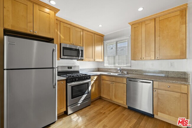 Building Photo - 1233 N Harper Ave