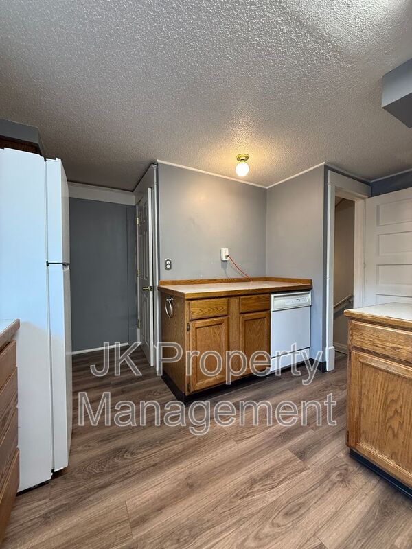 Building Photo - 609 6th Ave N