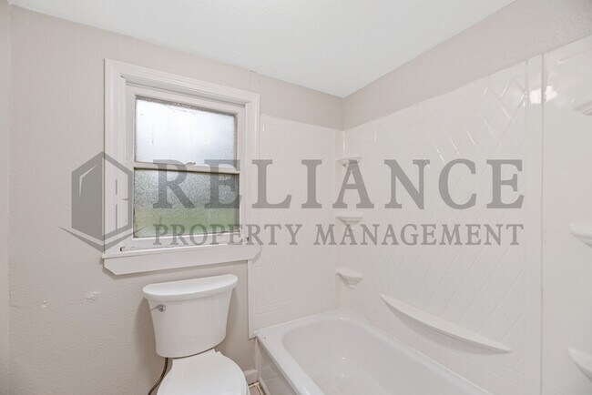 Building Photo - 508 N Tracy St