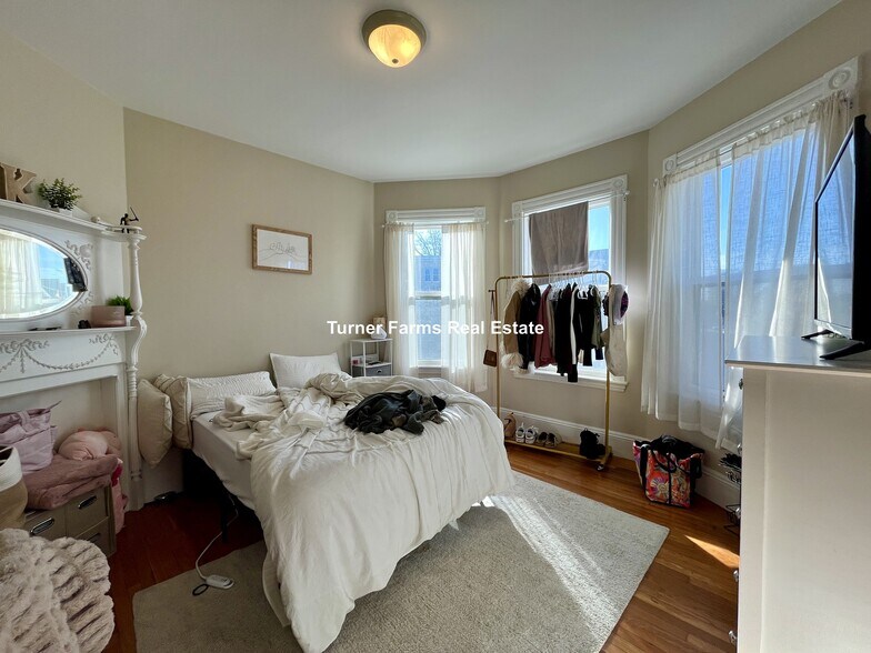 Building Photo - 122 Calumet St