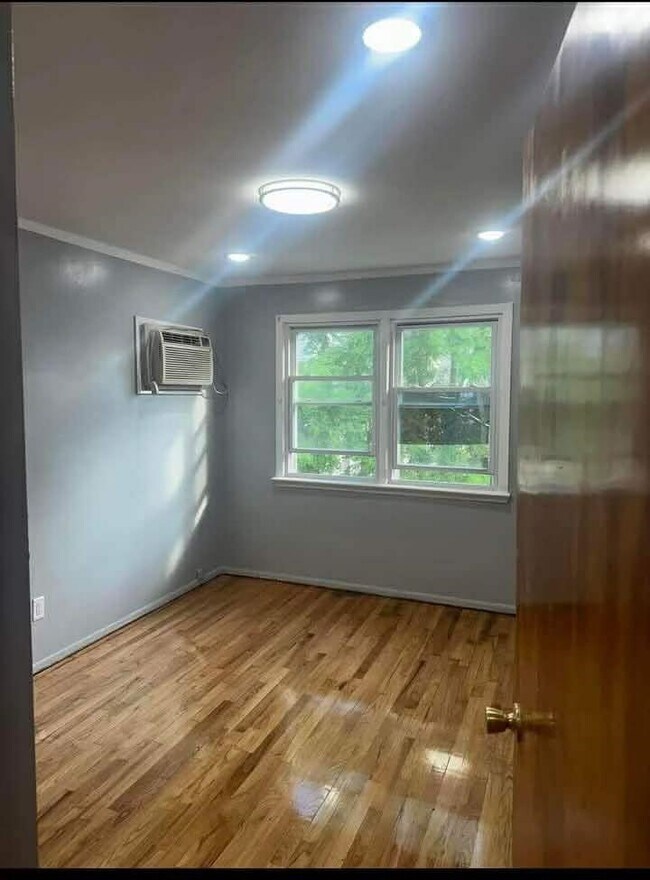 Building Photo - 22 E 18th St