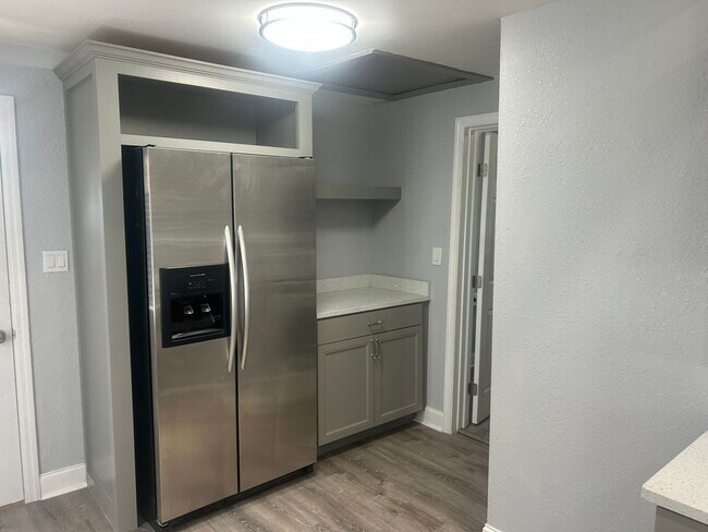 Building Photo - Remodeled North Hyde Park Bungalow