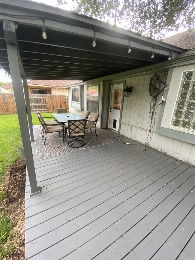 Building Photo - 702 Spring Hollow Dr