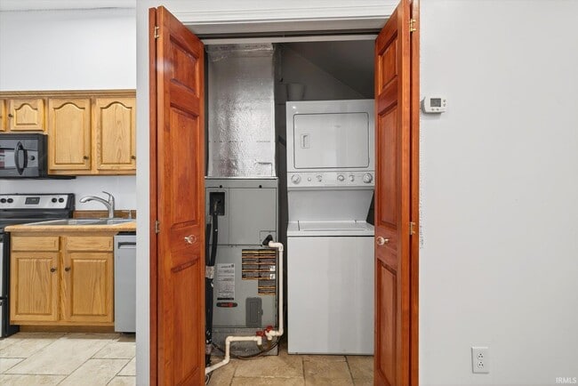 Building Photo - 110 W 6th St