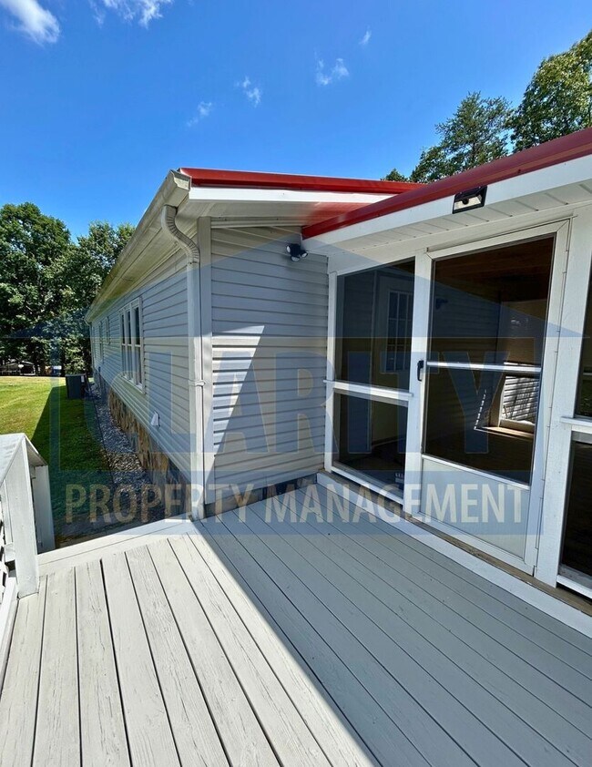 Building Photo - Three bedroom home w/ screened in porch!