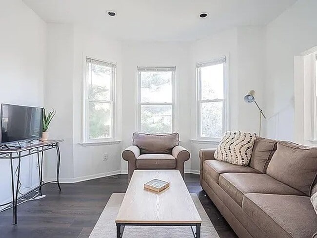 Building Photo - Michigan Ave