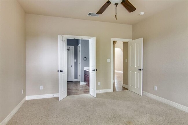 Building Photo - 15400 Interlachen Dr