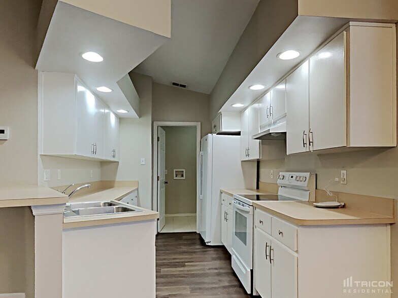 Building Photo - 3233 Ambassador Ave