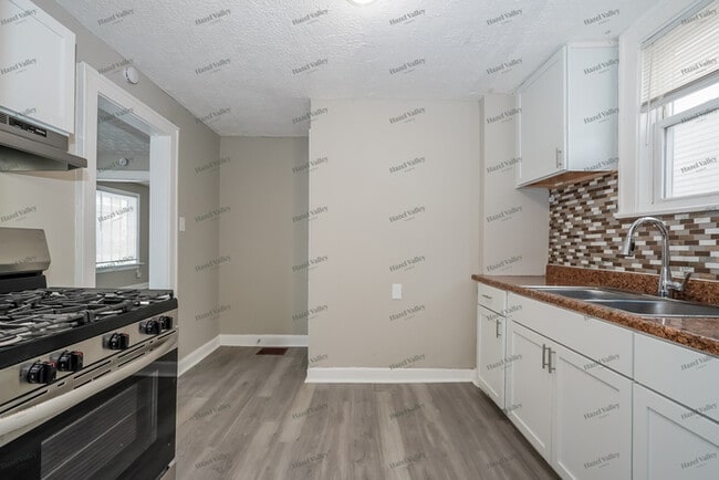 Building Photo - 1094 E 16th Ave