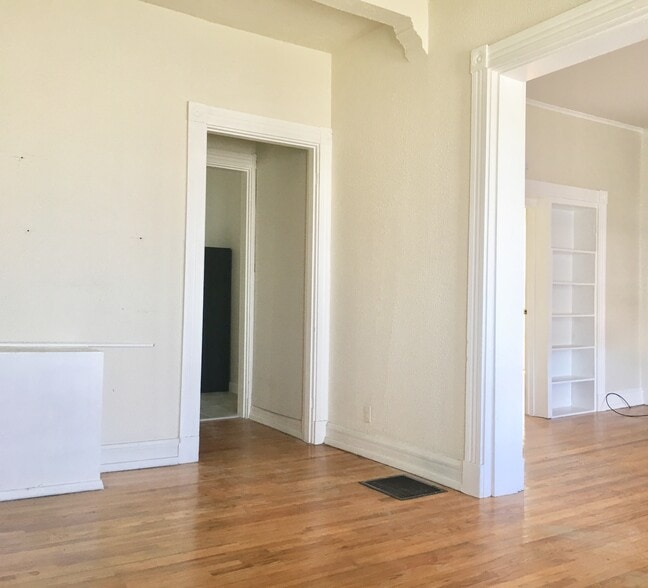 Entry room - 4530 Lafayette Avenue