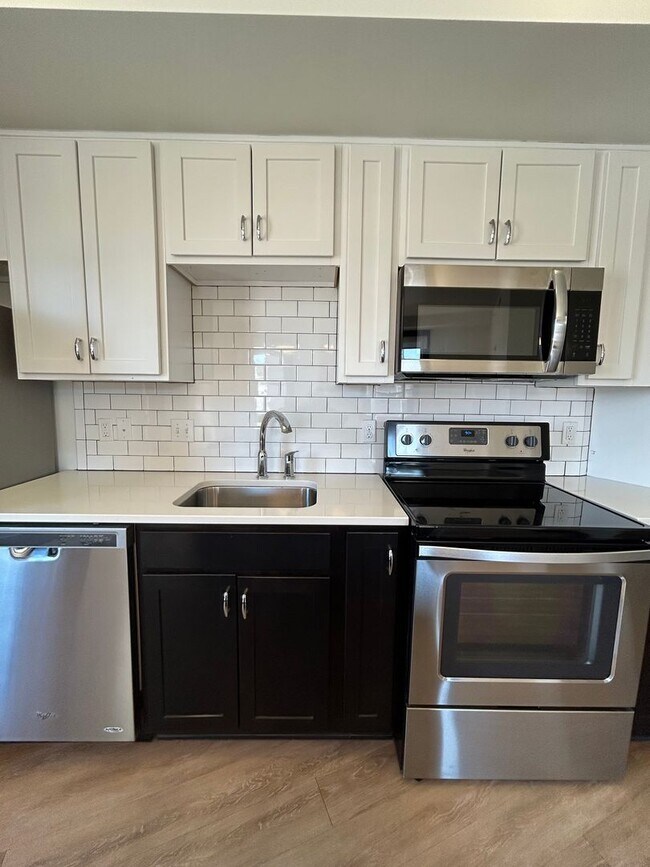 Building Photo - Luxury Downtown Living | Spacious 1-Bedroom 1-Bathroom Loft