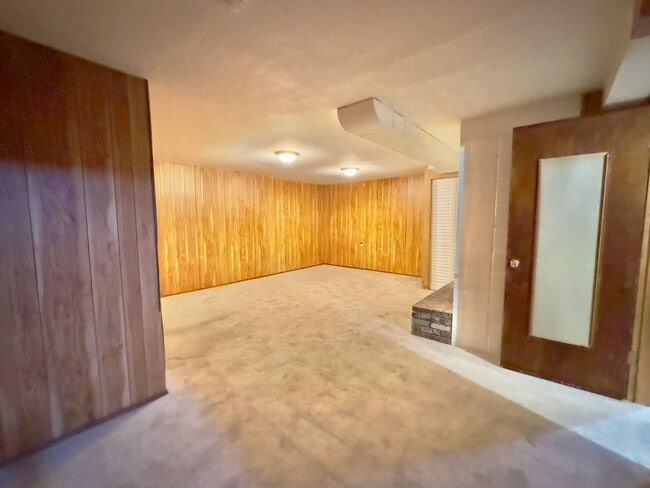 Building Photo - 2,510 Sq Ft | 5 Bedroom · 3 Bathroom – W/D, Terrace, Garage & Extra Space