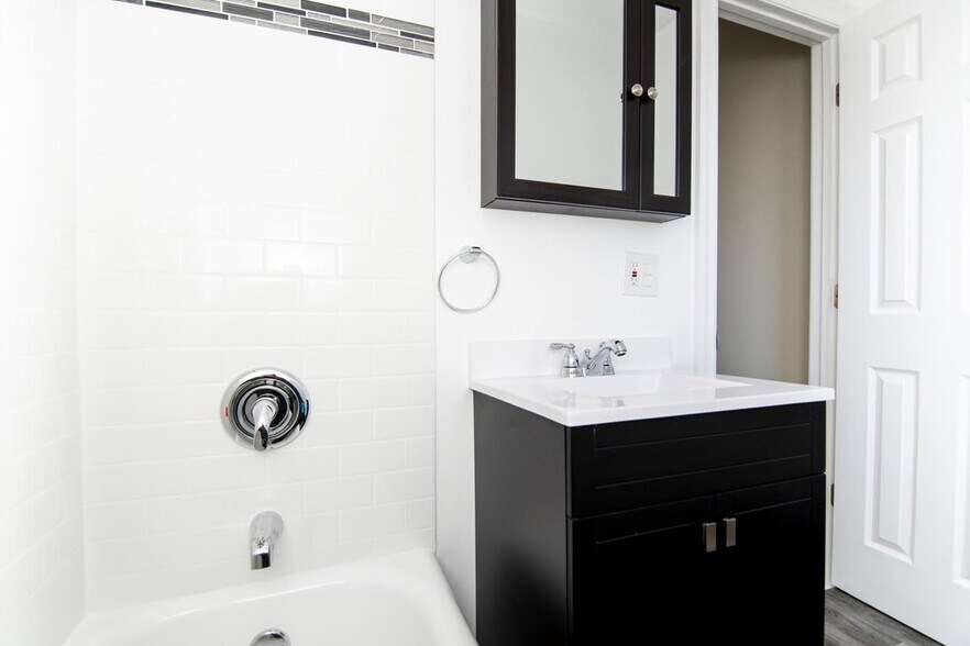 Building Photo - 648 W Roscoe St